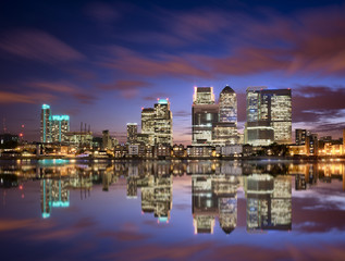 Colorful sunset over Canary Wharf - obrazy, fototapety, plakaty