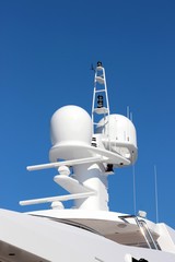 Antennes,radomes,radars et feux de signalisation sur un yacht