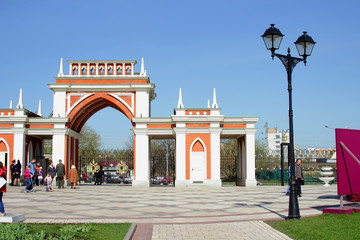 Entrance to the park gates Tsaritsyno.
