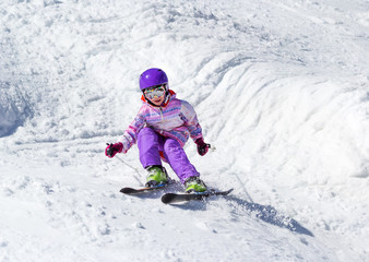 Fototapeta na wymiar Little Girl on skis