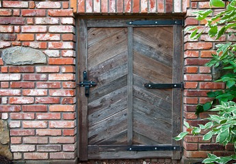 Drewniane drzwi © amadeusz