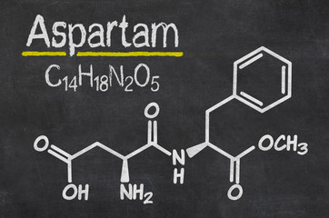 Schiefertafel mit der chemischen Formel von Aspartam