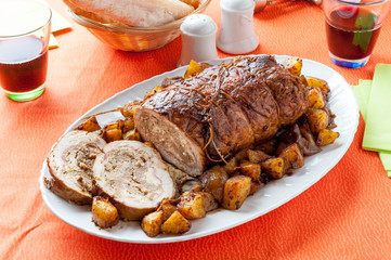 Fesa di tacchino ripiena al forno con patate e cipolline