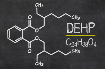 Schiefertafel mit der chemischen Formel von DEHP
