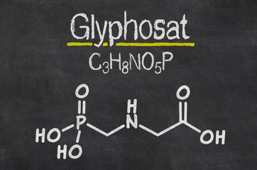 Schiefertafel mit der chemischen Formel von Glyphosat