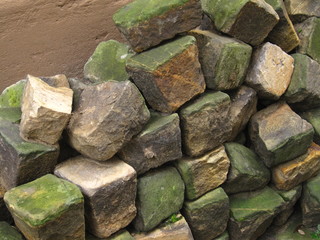 Kopfsteinplaster-Stücke auf einem Haufen