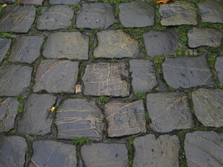 uraltes Kopfsteinplaster auf einer Straße