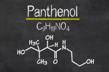 Schiefertafel mit der chemischen Formel von Panthenol