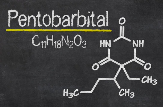 Schiefertafel mit der chemischen Formel von Pentobarbital
