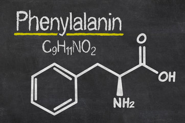 Schiefertafel mit der chemischen Formel von Phenylalanin