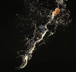 Foto op Plexiglas Champagne spatten met kurk op zwarte achtergrond © Africa Studio