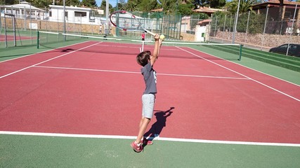 Obraz premium Niños jugando al tenis