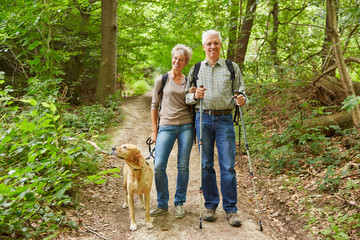 Paar Senioren bei Wanderung im Wald