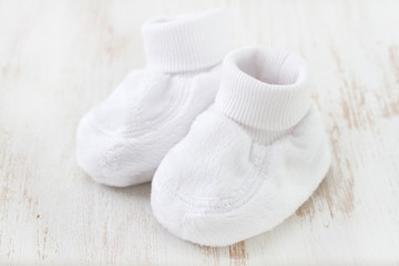 Obraz na płótnie Canvas white baby socks on white background