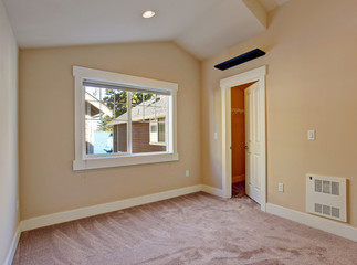 Empty small room with walk in closet