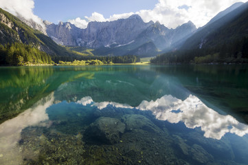 Fototapeta na wymiar Laghi di Fusine,panorama górskiego jeziora w Alpach włoskich