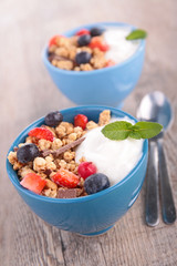 muesli, yogurt and berries