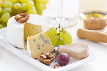 Camembert with Grapes and white wine