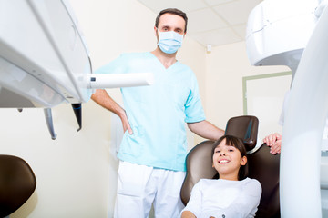 Obraz premium Mała dziewczynka u dentysty