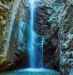Fototapety  Wodospad Millomeris w jaskini skalnej, góry Troodos