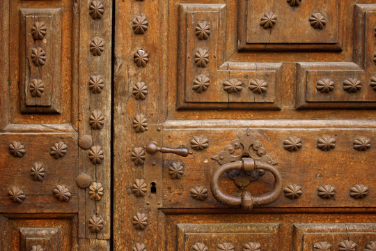 DETTAGLIO DI PORTONE ANTICO