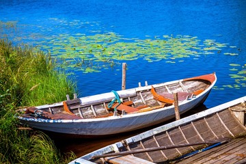 Obraz premium two old fishing wooden rowboats