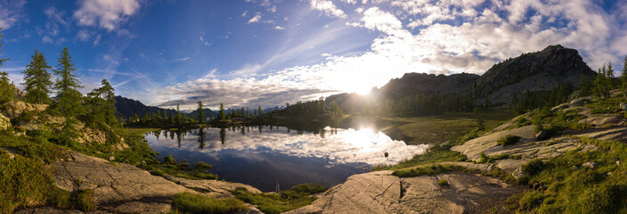 Alba su lago di montagna