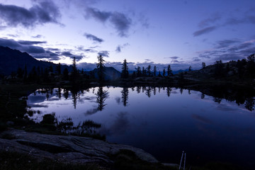 Panorama serale su lago di montagna