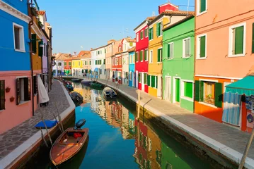 Bunte Straße in Burano, in der Nähe von Venedig, Italien © santosha57