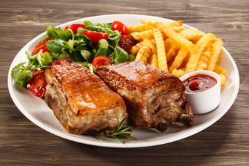 Tasty grilled ribs with vegetables