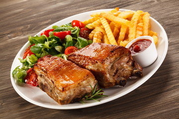 Tasty grilled ribs with vegetables