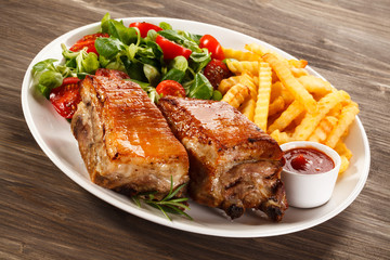 Tasty grilled ribs with vegetables