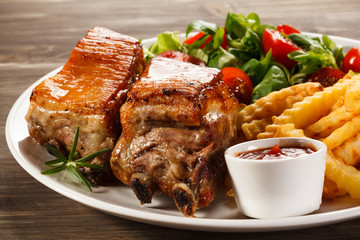 Tasty grilled ribs with vegetables