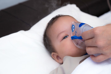 Obraz na płótnie Canvas Little boy with inhalation mask