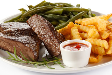 Beefsteak, chips and vegetables