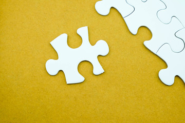 Obraz premium Jigsaw puzzle on recycle paper for business concepts background