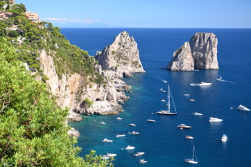 wspaniały pejzaż klifów na wyspie capri, włochy