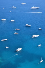 wspaniały pejzaż, łódki i jachty na wyspie capri, włochy