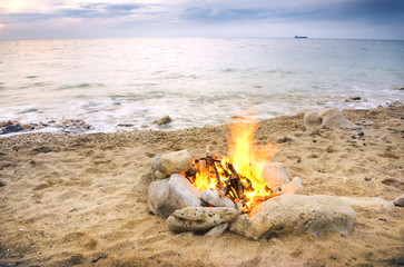 Obraz na płótnie Canvas Lonely night fire on seacoast