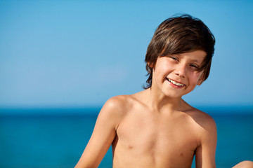 Счастливый мальчик на пляже