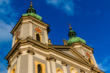 Basilika mit zwei Kirchtürmen und Kreuzen