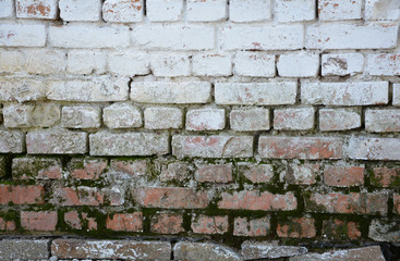 окрашенная старая кирпичная стена