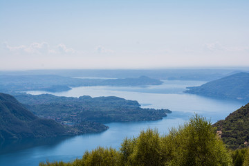 Obraz premium Lago Maggiore und angrenzend Alpen in Italien