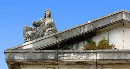 Fototapeta premium Female Statue over a Pediment