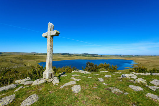 Croix du lac de Saint And&eacute;ol