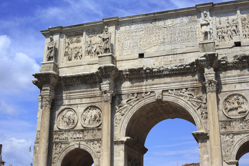 Fototapeta na wymiar details of Arco de Constantino in Rome, Italy