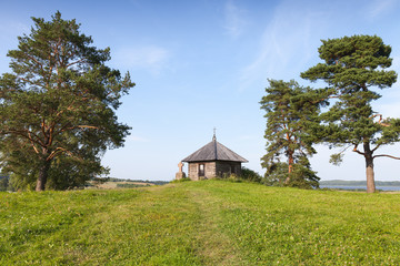 Obraz premium Ancient Orthodox chapel and stone cross on Savkina gorka