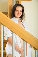 Foto auf Glas Nackte Frau im Hemd auf der Treppe © JackF
