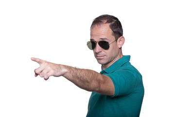Naklejka premium Hombre con gafas de sol señalando