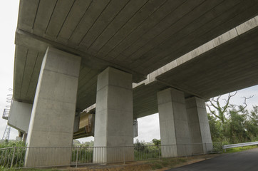 沖縄自動車道　高架下